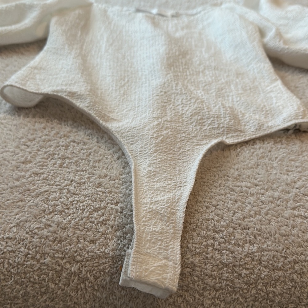 ASTR Puff Sleeve Textured Bodysuit - Picture 7 of 9